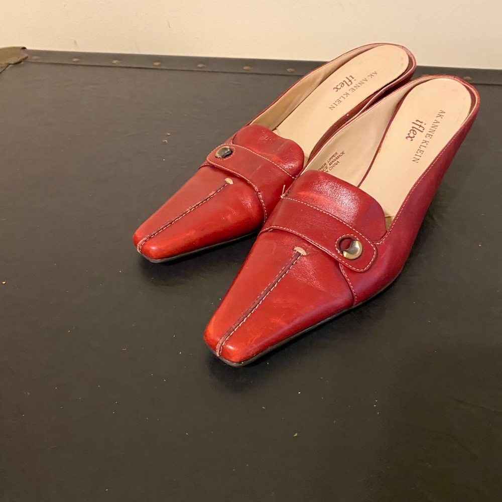 Anne Klein Women’s Size 6M Red Leather Mules with Seam down the front of shoe - Picture 10 of 10